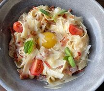 Сливочная паста с беконом под сыром пармезан