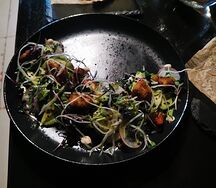 Микс салатов с жареным тунцом