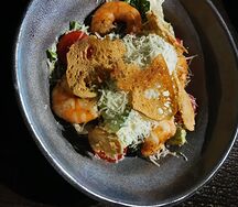 Цезарь с тигровыми креветками