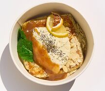 Маковый с лимонной карамелью, творожным кремом и миндалем
