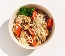 Гречетто с курицей цезарь, томатами и пармезаном