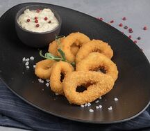 Кольца кальмара в сухарях с пикантным соусом