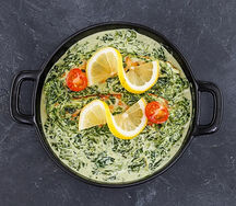 Лосось в сливочном соусе со шпинатом