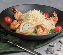 Цезарь с тигровыми креветками