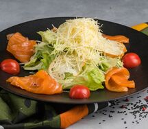 Салат Цезарь с семгой