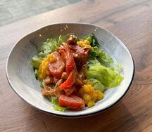 Тёплый салат с курицей и манговым чатни