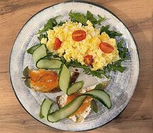 Скрэмбл с лососем и огурцом