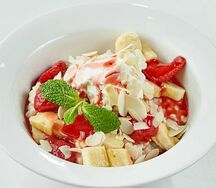 Каша с клубникой и бананом