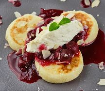 Сырники с вишней и крем-чизом