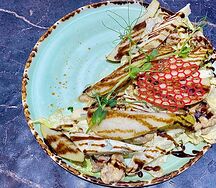 Салат с карамелизированной грушей и сыром горгонзолла