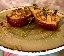 Запеченная груша с орехами и сыром дорблю