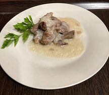 Говядина по-строгановски с соусом