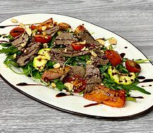 Руккола с мраморным мясом и арахисом