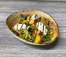 Салат с манго и сливочным сыром