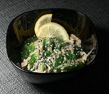 Чука салат с ореховым соусом и кунжутом