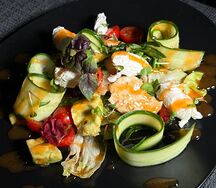 Салат с творожным сыром и запеченной курицей