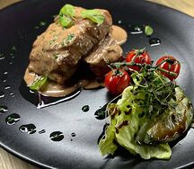 Медальоны из свинины под сливочным соусом