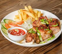 Шашлык из свиной шейки и картофель фри