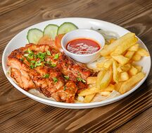 Шашлык из куриной грудки и картофель фри