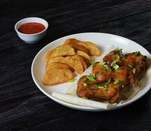 Куриные крылья и картофель по-деревенски