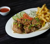 Шашлык со cвинoй шейкой и картофель фри