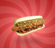 Хот-дог с сосиской из рубленой курицы и бекона