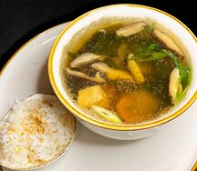 Мисо-суп с лососем и зеленью