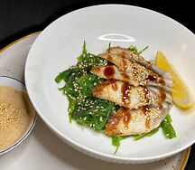 Чука с угрем, соусом унаги и белым кунжутом