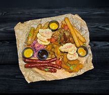 Колбасная тарелка с крыльями, багетом и салатом коул-слоу