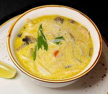 Лакса с курицей, вешенками и грибами шиитаке