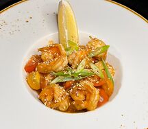 Тигровые креветки с томатами черри