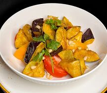 Салат с баклажанами, томатами и кедровыми орешками