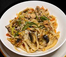 Вок с курицей, овощами и соусом сладкий чили