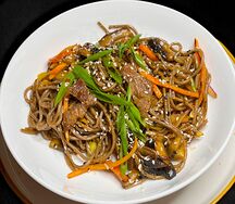 Вок с говядиной и овощами с ароматным кунжутным маслом