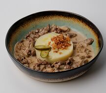 Бефстроганов с картофельным пюре