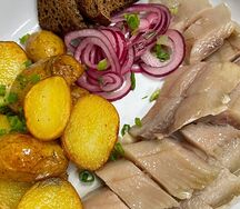 Сельдь с печеным картофелем