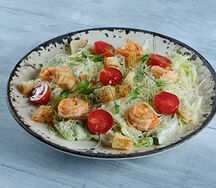 Салат Цезарь с тигровыми креветками