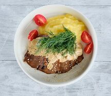 Говяжий язык с картофельным пюре и шампиньонами