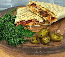 Закрытая пицца с курицей