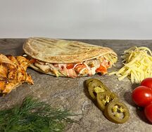 Закрытая пицца с рубленым шашлыком из курицы острая