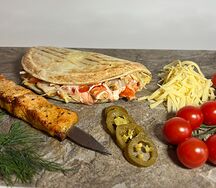 Острая закрытая пицца с рубленым шашлыком из свинины