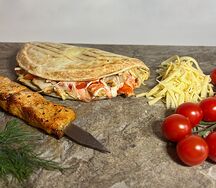 Закрытая пицца с рубленым шашлыком из свинины