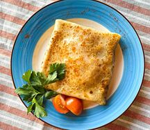 Блинчик с куриной грудкой и сливками