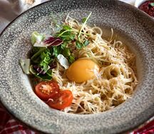 Спагетти в сливочном соусе с грудинкой