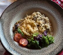 Спагетти в сливочном соусе с курицей и грибами