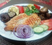 Стейк из куриной грудки, с овощами (огурцы, помидоры), лук маринованный, соус