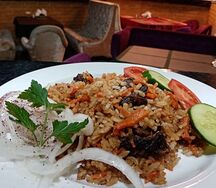 Плов по-фергански, с овощами, лук маринованный