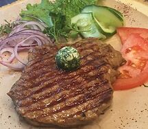 Стейк из говядины с овощами (огурцы, помидоры), лук маринованный, соус