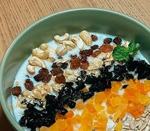 Рисовая с ягодами и орехами