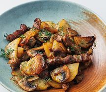 Жаркое со свининой, грибами и картофелем